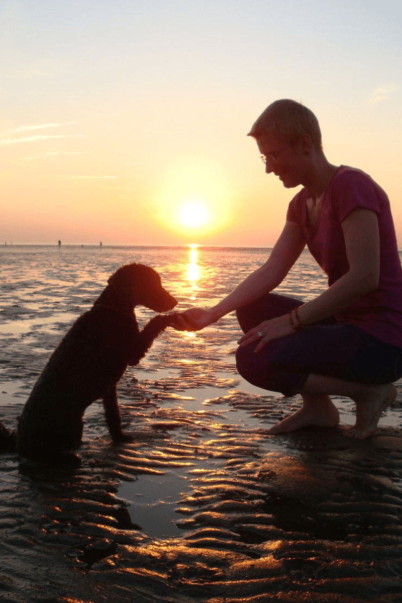Ina Niemann mit Hund am Cuxhavener Wattenmeer
